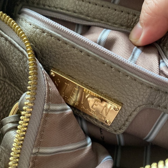 Steve Madden handbag silver tone with fun closure - Picture 7 of 8